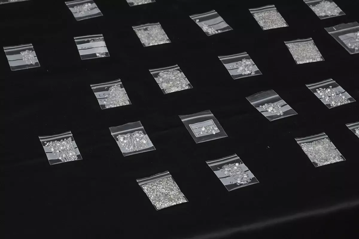 **Kaçak Değerli Taş ve Takı Ticareti: 43 Şüpheli Adliyede**