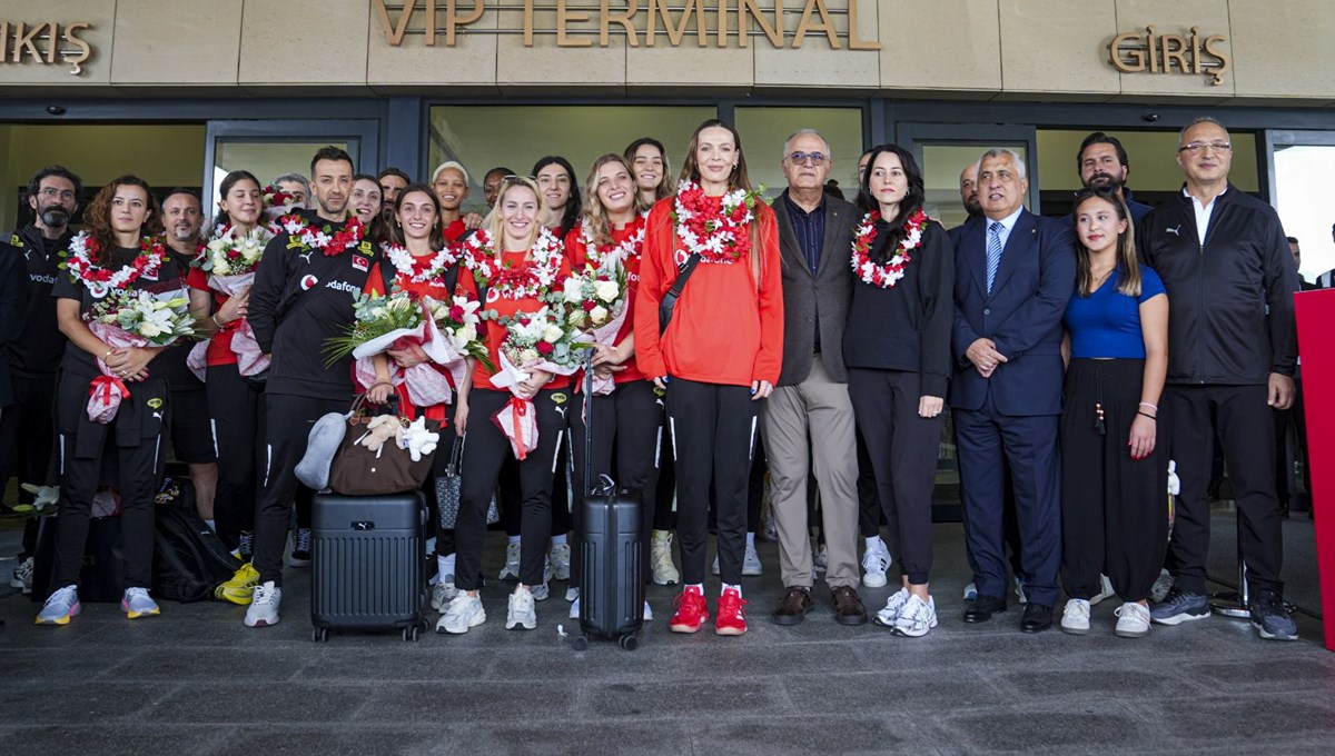 Dünya ikincisi Filenin Sultanları yurda döndü