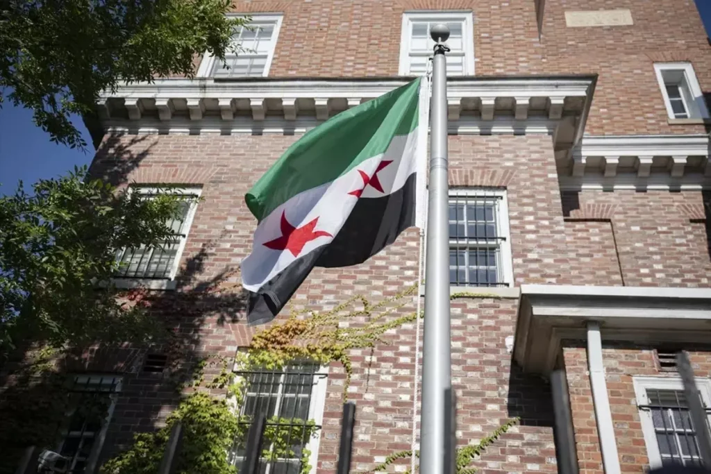 Suriye’nin Washington Büyükelçiliği’nde Bayrak Töreni