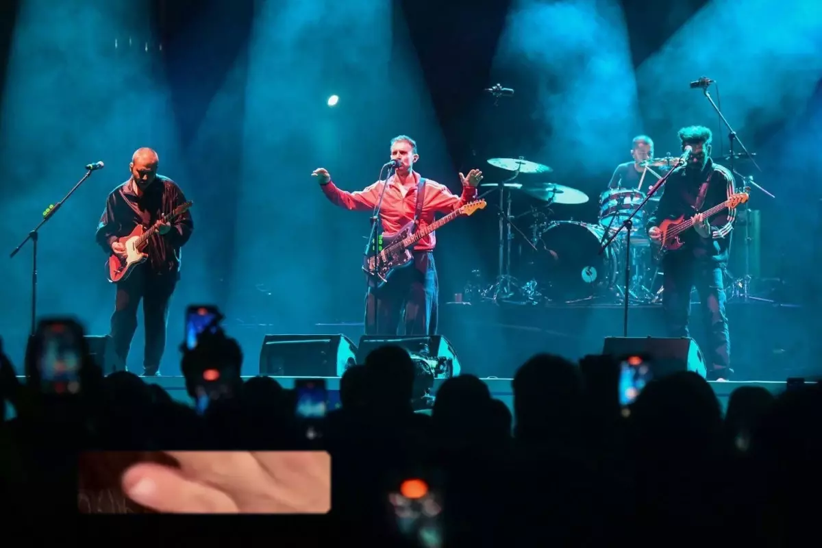 Adamlar Grubu Müzik Yolculuğuna Ara Verdi