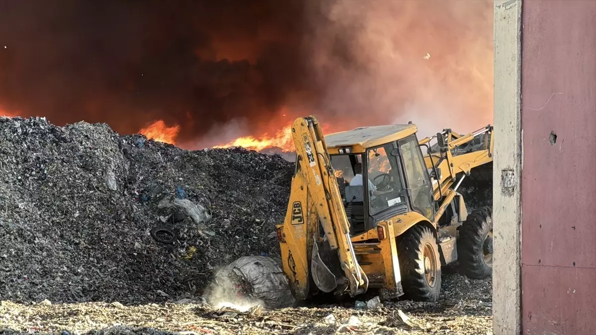 Adana’da Geri Dönüşüm Fabrikasında Yangın Paniği