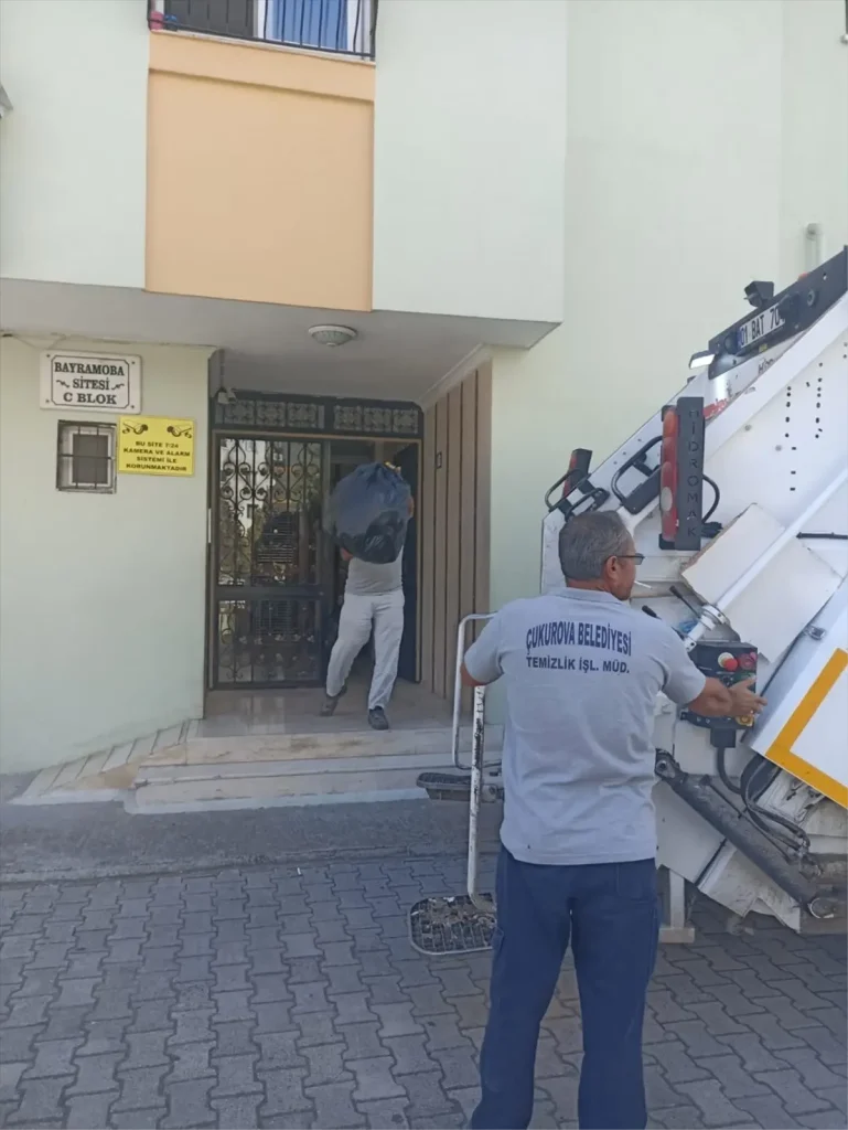 Adana’da 2 Kamyon Çöp Çıkarılan Ev İlaçlandı