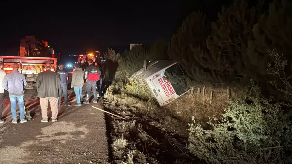 Afyonkarahisar’da Yolcu Midibüsü Devrildi: 12 Yaralı
