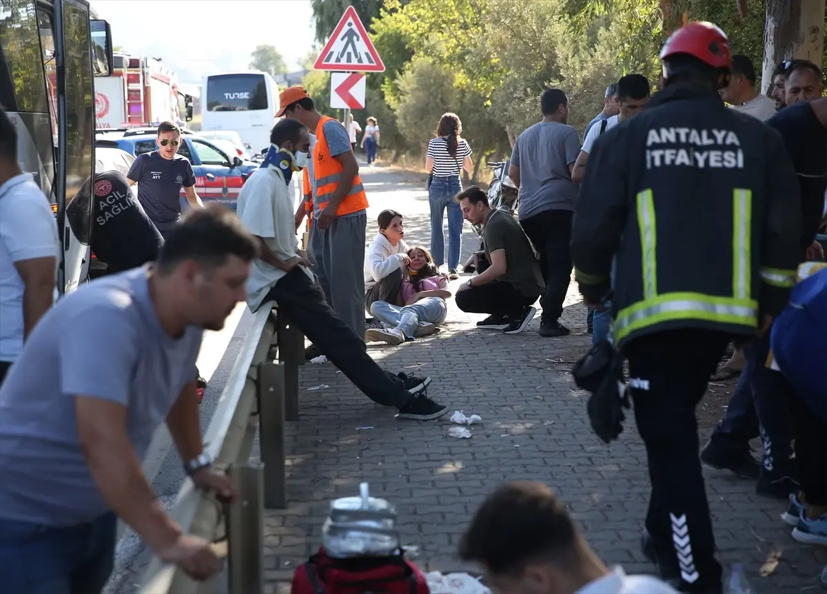 Alanya’da Midibüs Çarpışması: 15 Kişi Yaralandı