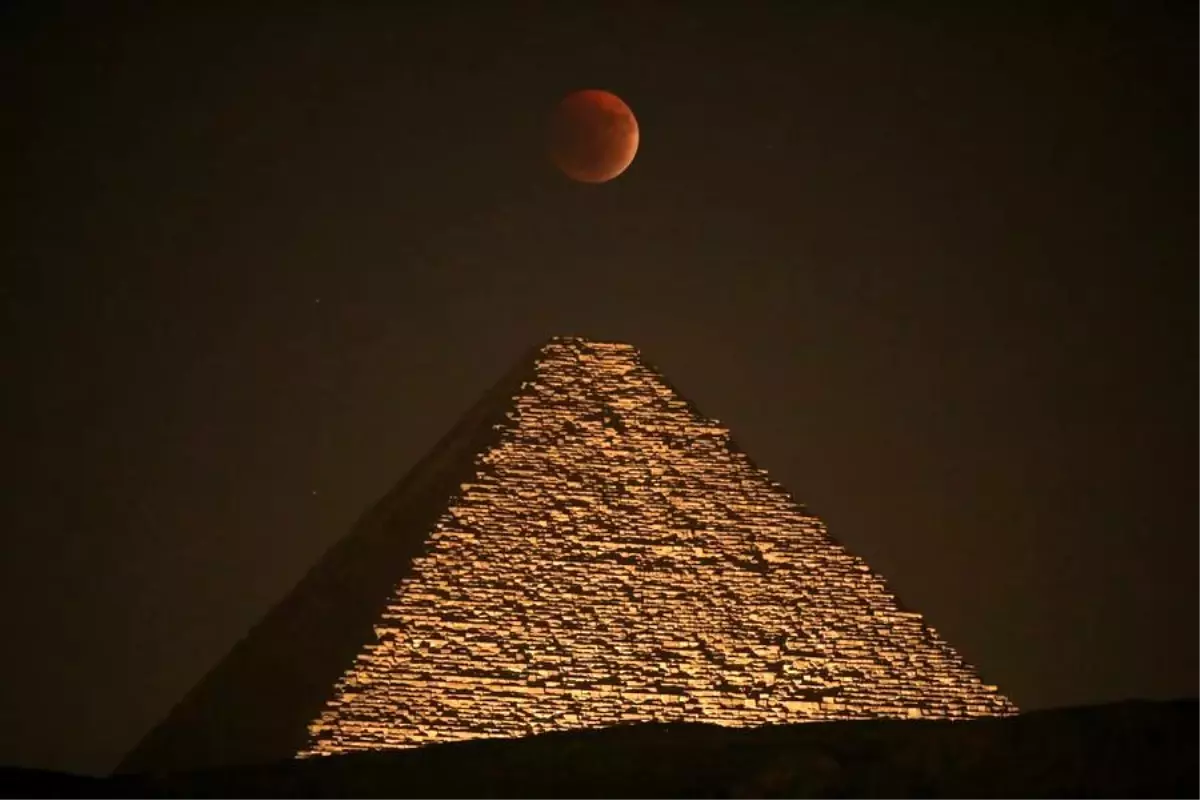 “Kanlı Ay” Giza Piramitleri’ni Büyüledi