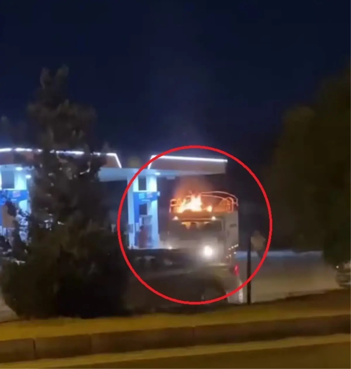 “Kamyonetin Kasasındaki Kartonlar Alev Aldı”