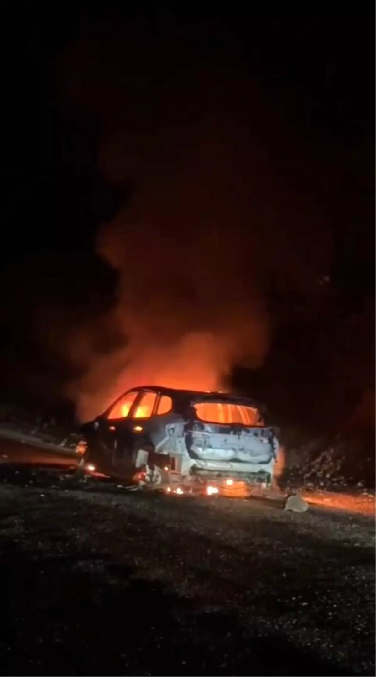 Tunceli’de Seyir Halindeki Otomobil Alev Topuna Döndü