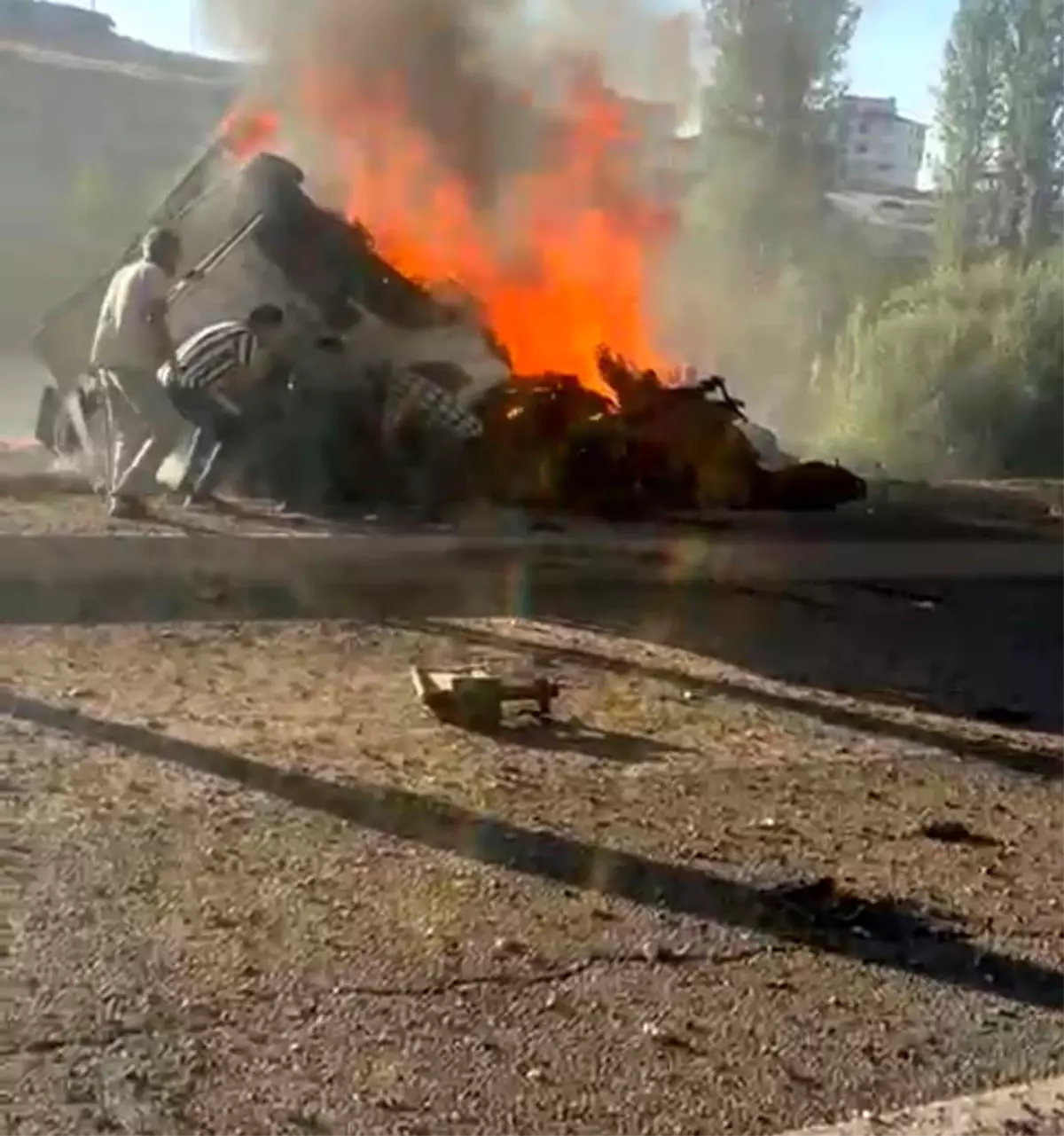 Tırın Alev Alması Sürücüyü Vatandaşlar Kurtardı