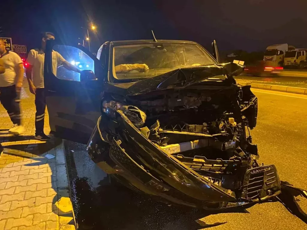 Antalya’da 3 Aracın Çarpıştığı Kazada 5 Kişi Yaralandı