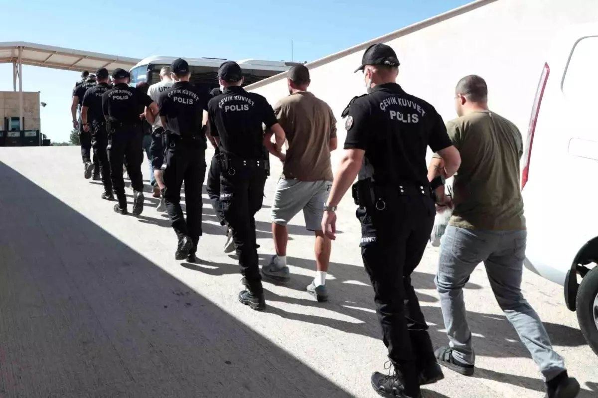 Antalya’da 186 Aranan Şahıs Yakalandı