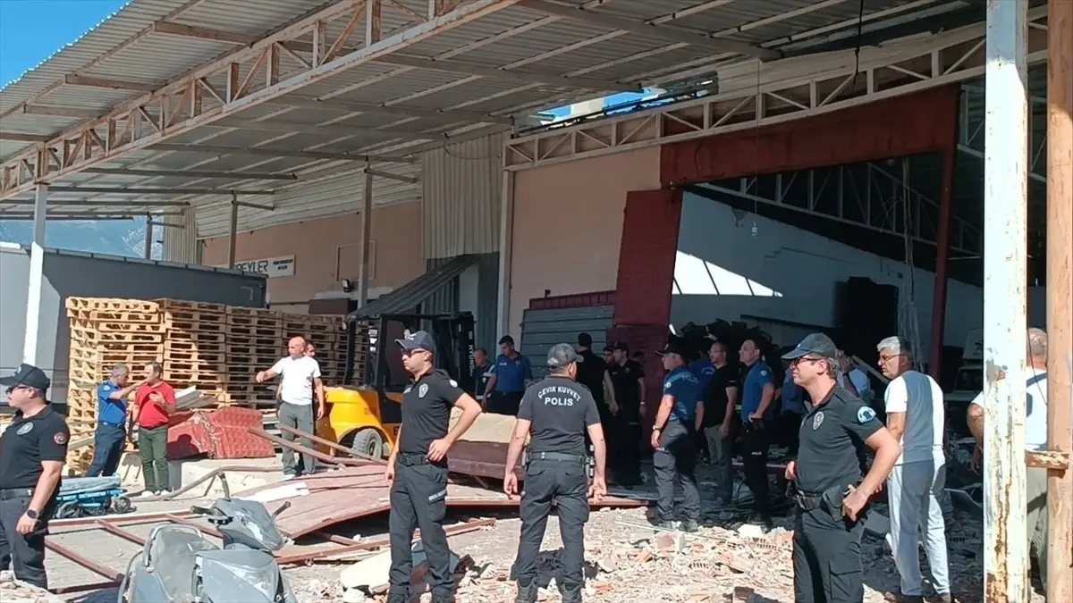 Antalya Toptancı Halinde Patlama: 1 Ölü, 3 Yaralı