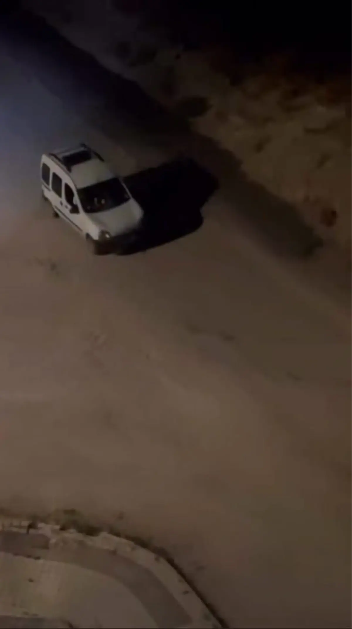 Aracın Eğlencesi Tarlayı Yaktı