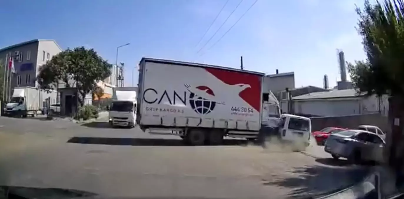İstanbul’da Kamyonun Aracı Metrelerce Sürüklediği Kaza