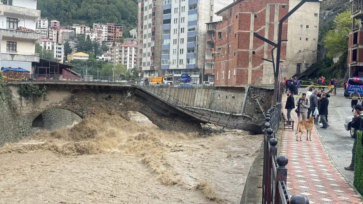 Artvin’de Tarihi Köprü Su Baskınıyla Çöktü