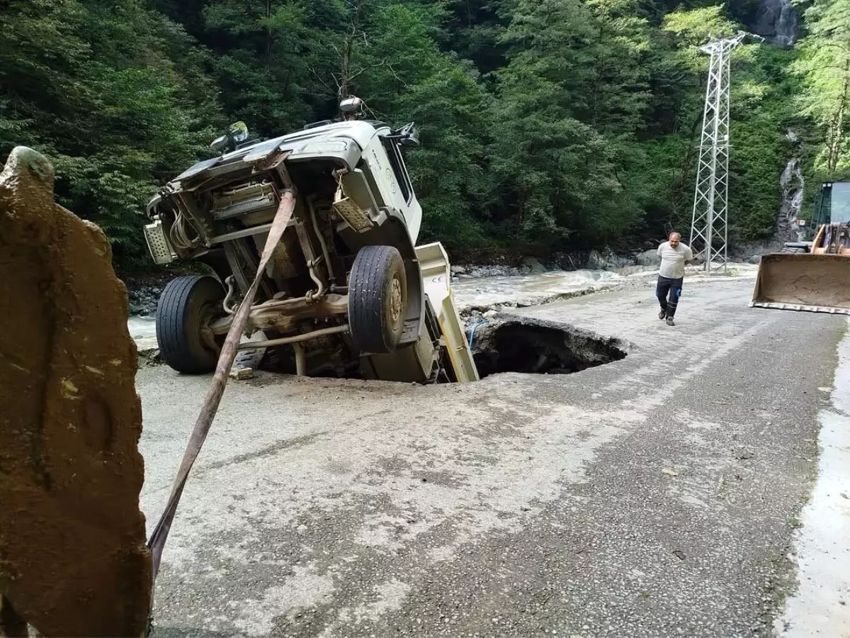 Artvin’de Heyelan Sonrası Kamyon Kazası