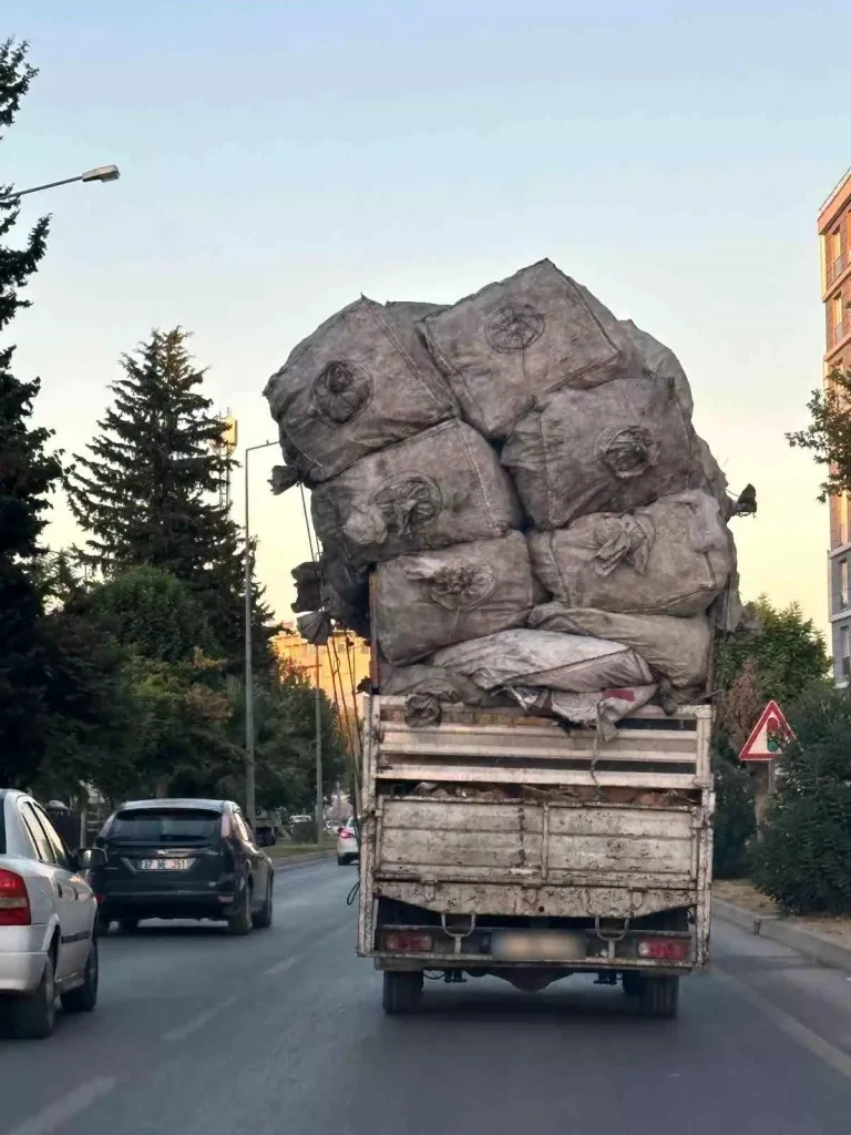 Aşırı Yükle Kamyonet Sürüşü Tepkilere Neden Oldu