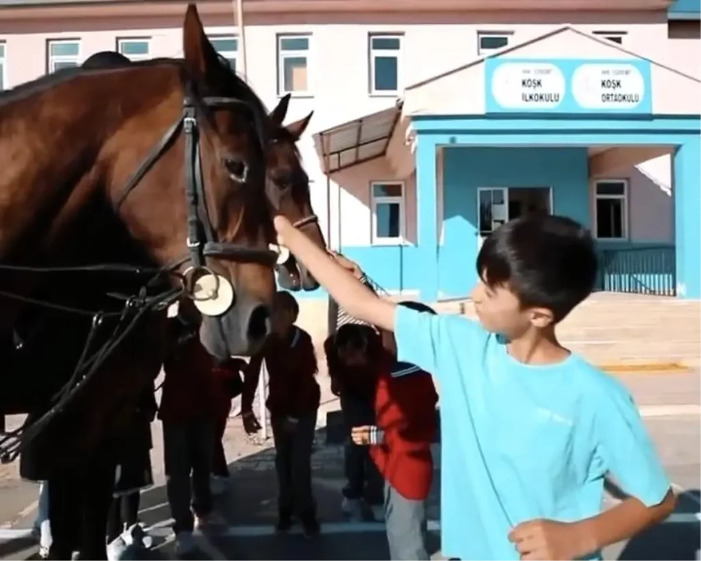 Jandarma, Okul Önlerinde Güvenliği Sağlıyor
