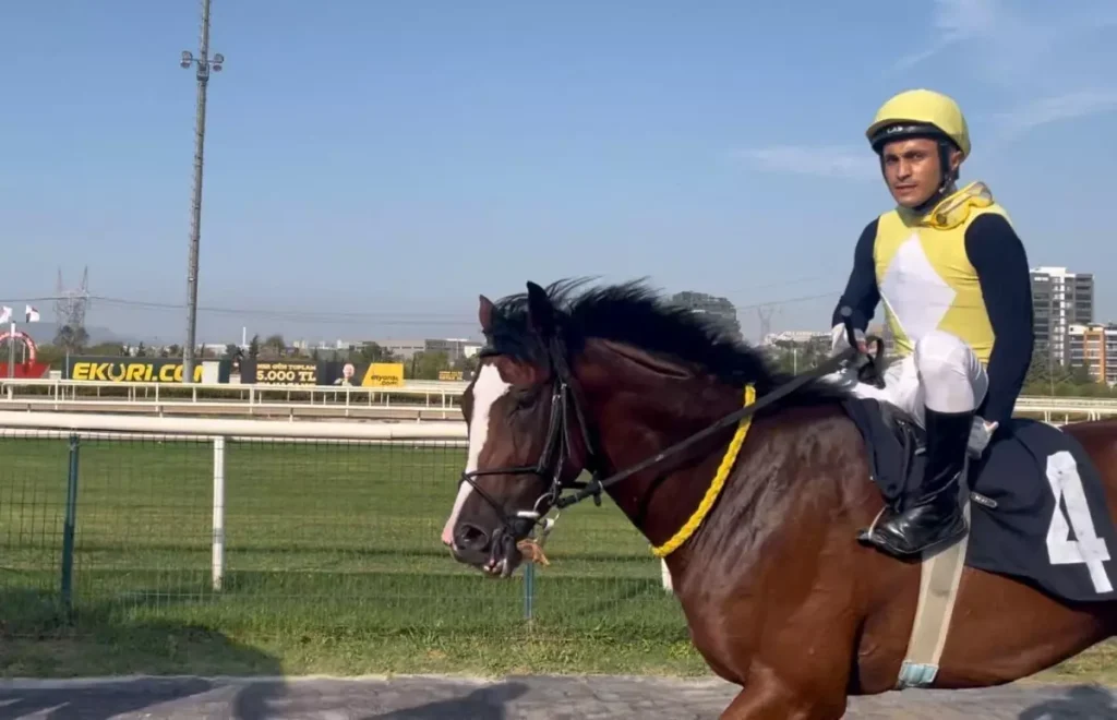 Jokeyin Düşüşü Arkadaşını Birinci Yaptı