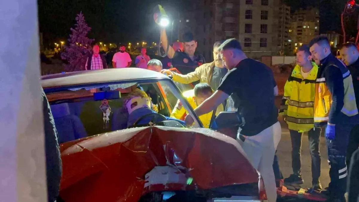 Direksiyon Hakimiyetini Kaybeden Sürücü Aydınlatma Direğine Çarptı