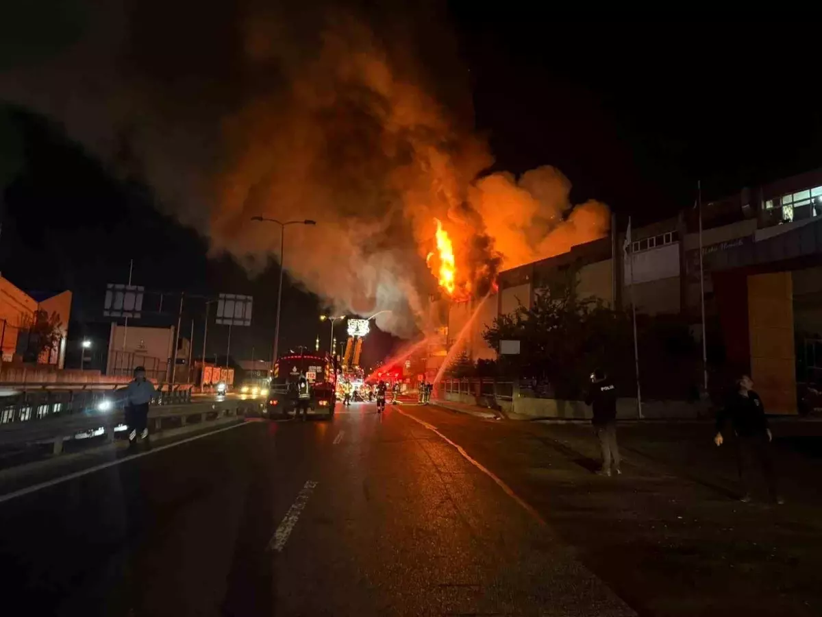 İstanbul’da Sanayi Sitesi Yangını Kontrol Altına Alındı