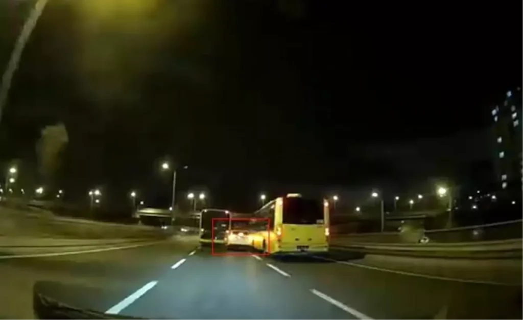 Başakşehir’de Makas Atan Otomobil 2 Otobüse Çarptı