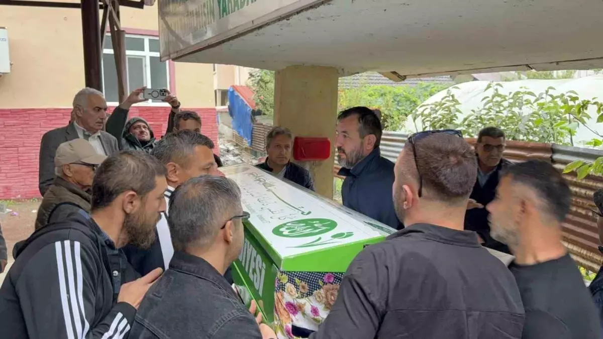 Kavgada Öldürülen Genç Kadın Toprağa Verildi