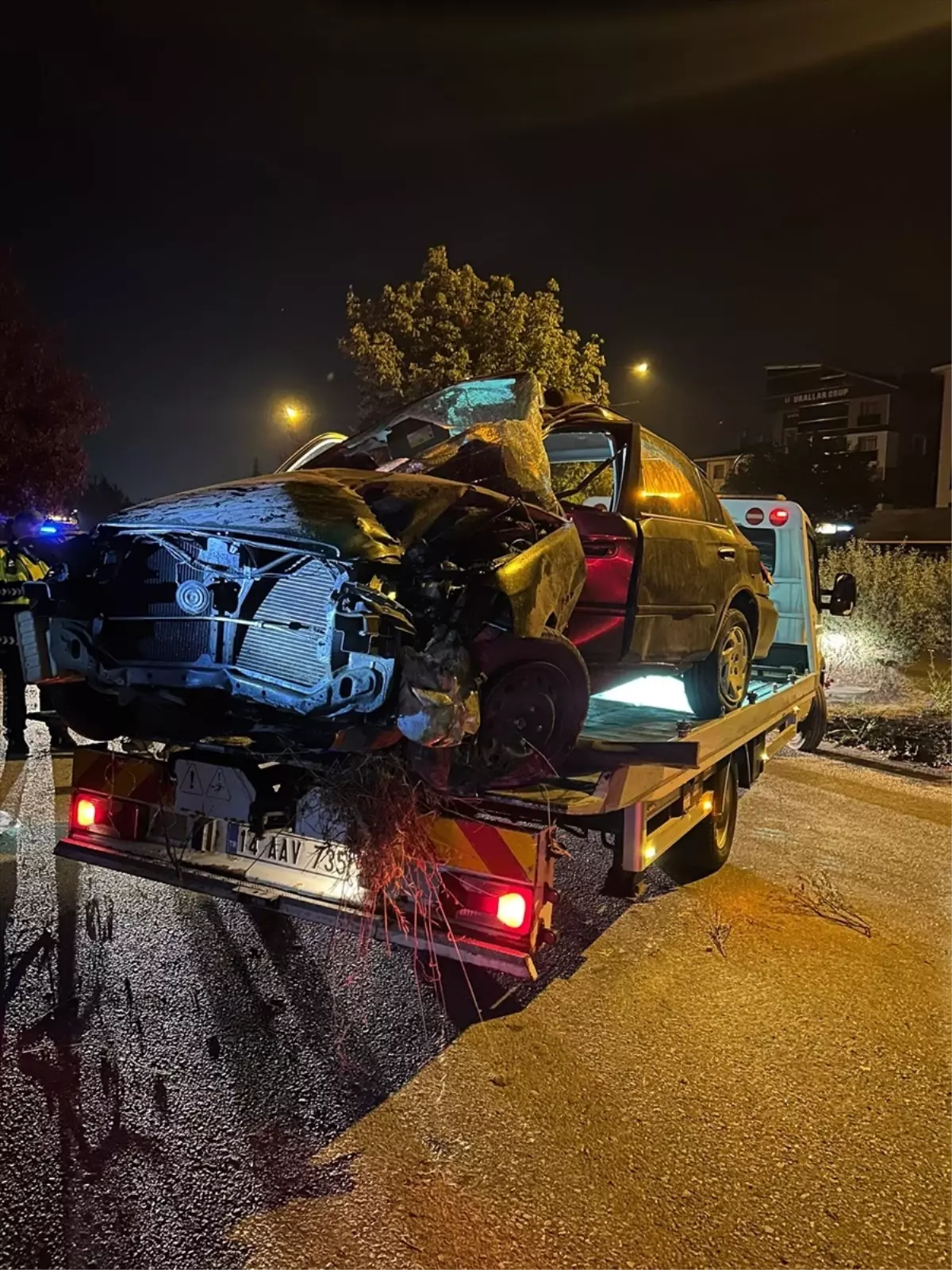 Bolu’da Ağaca Çarpan Otomobilde 2 Kişi Yaralandı