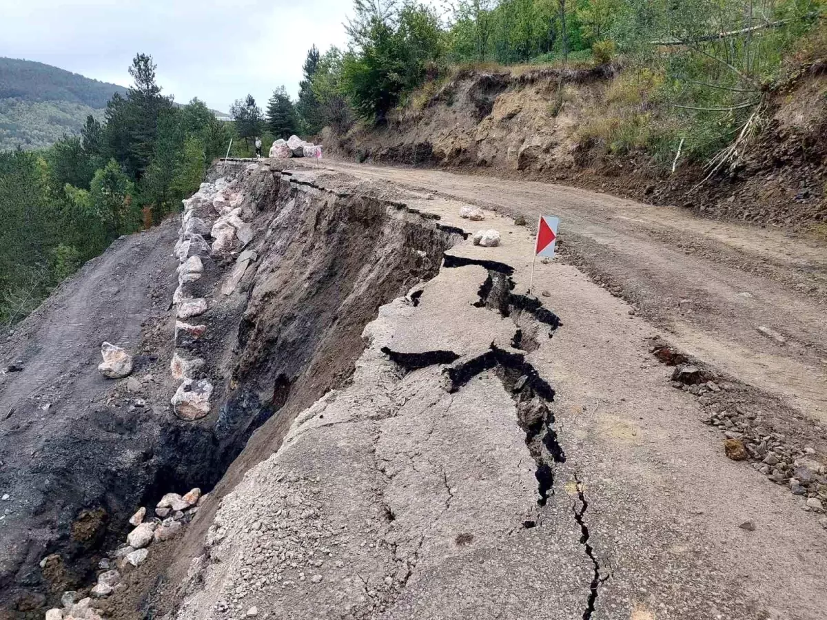 Kastamonu’da Heyelan: Grup Köy Yolu Ulaşıma Kapandı