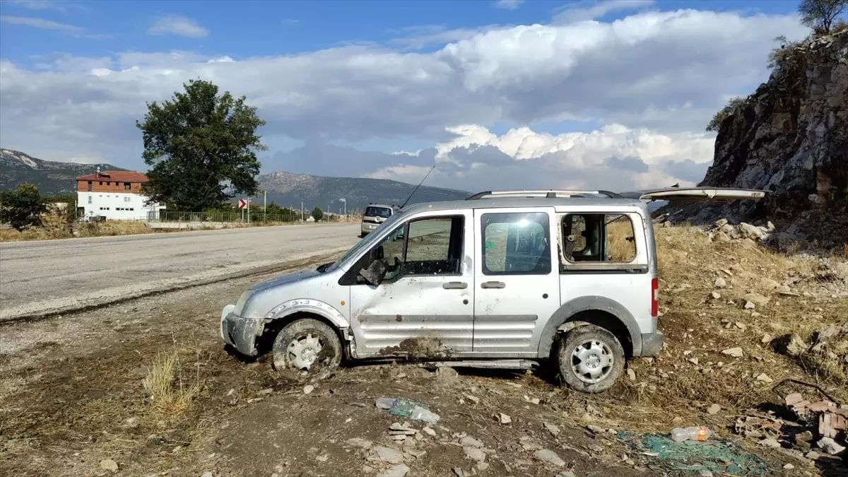 Burdur’da Şarampole Devrilen Araçta 2 Kişi Yaralandı