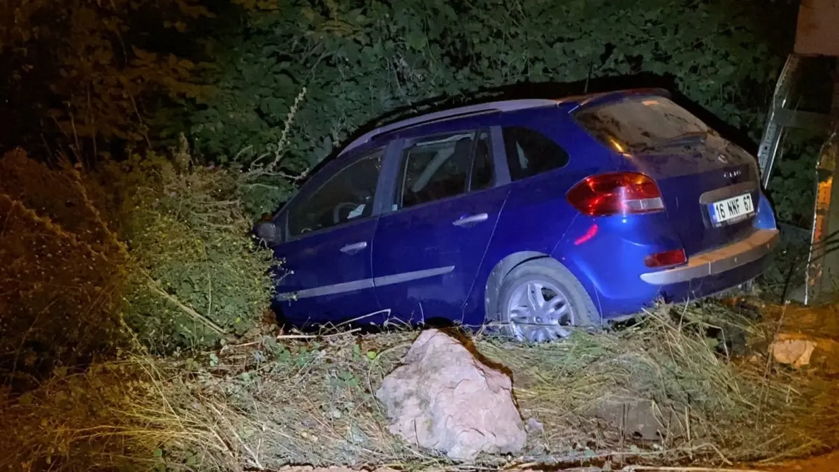 Bursa’da Kafa Kafaya Çarpışan Otomobillerde 4 Kişi Yaralandı