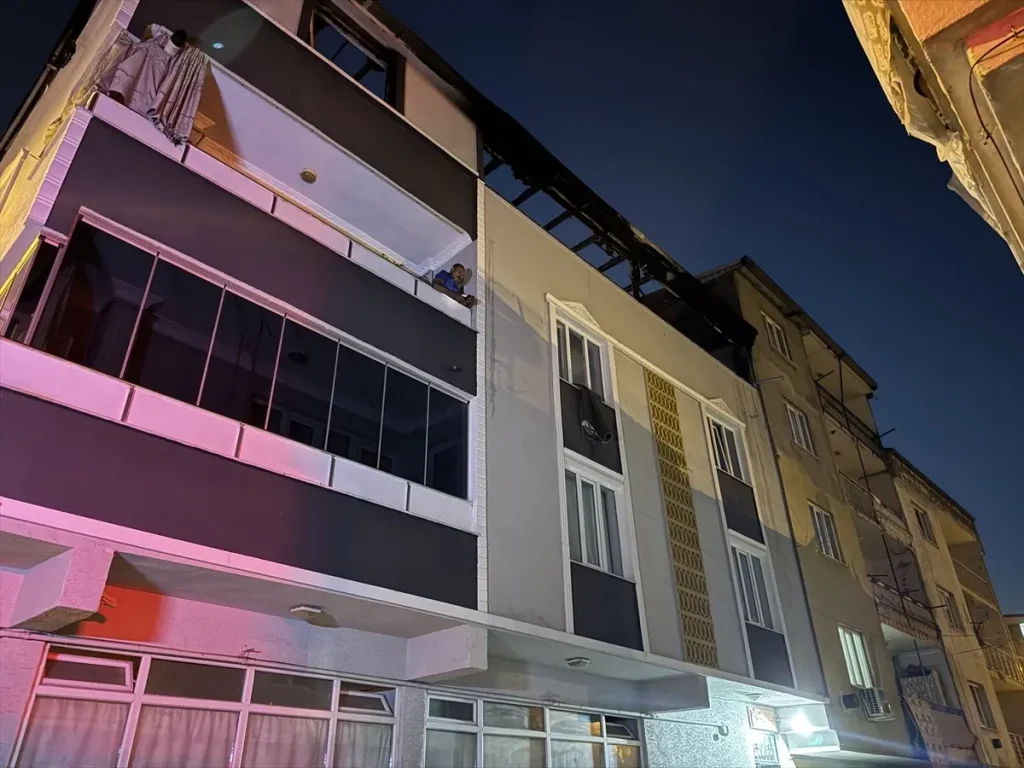 Bursa’da 3 Katlı Binada Yangın: Anneanne ve Torun Güvenle Kurtuldu