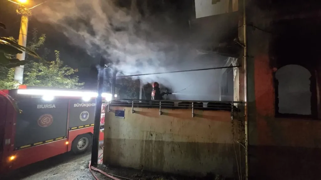 Bursa’da 3 Katlı Binada Yangın Paniği