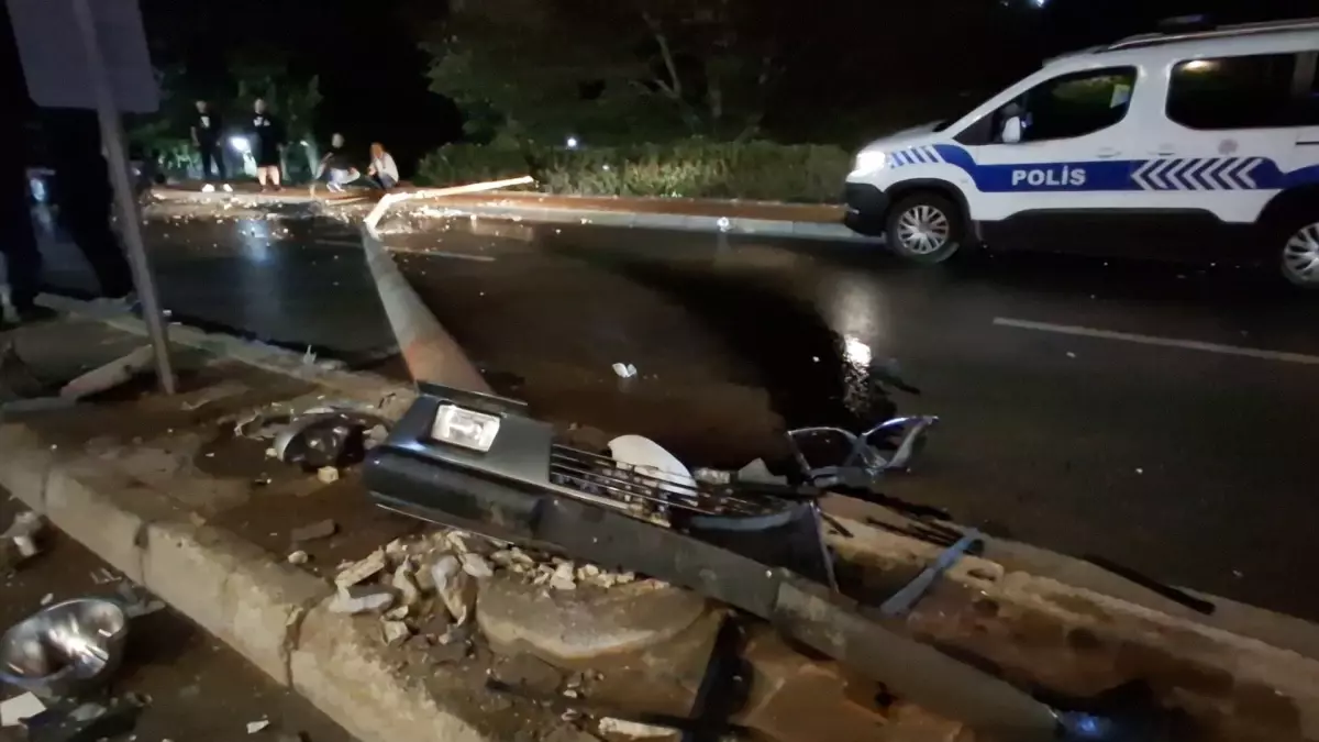 Bursa’da Aydınlatma Direğine Çarpan Sürücü Kaçtı