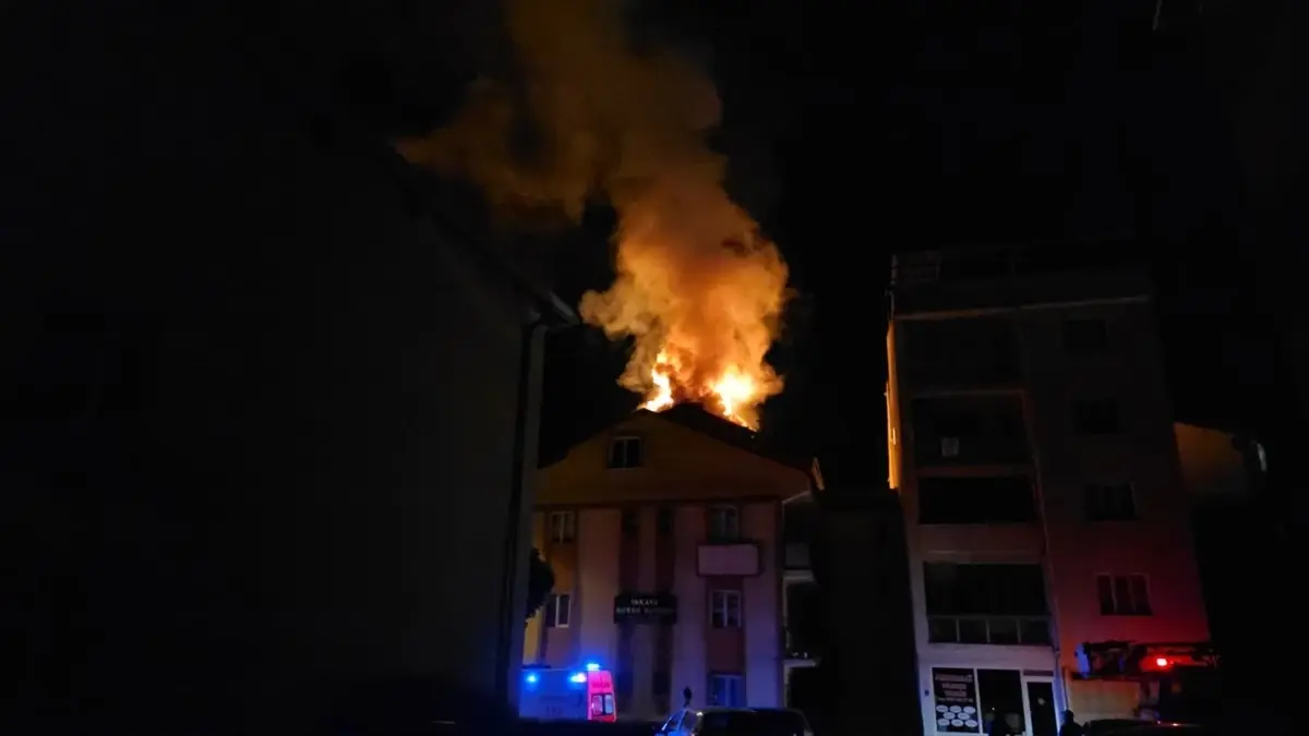 Bursa’da 5 Katlı Binanın Çatısında Yangın Paniği