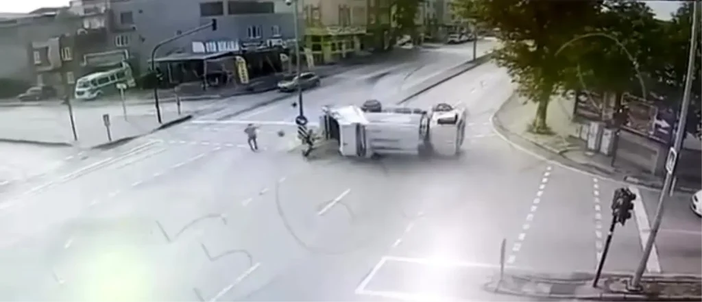 Bursa’da Çöp Kamyonu Kaza Kıl Payı Atlatıldı