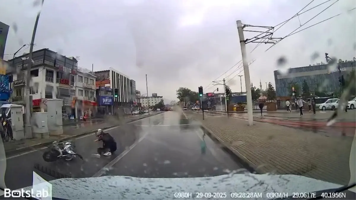 Bursa’da Motosikletlinin Drift Denemesi Kaza İle Sonuçlandı