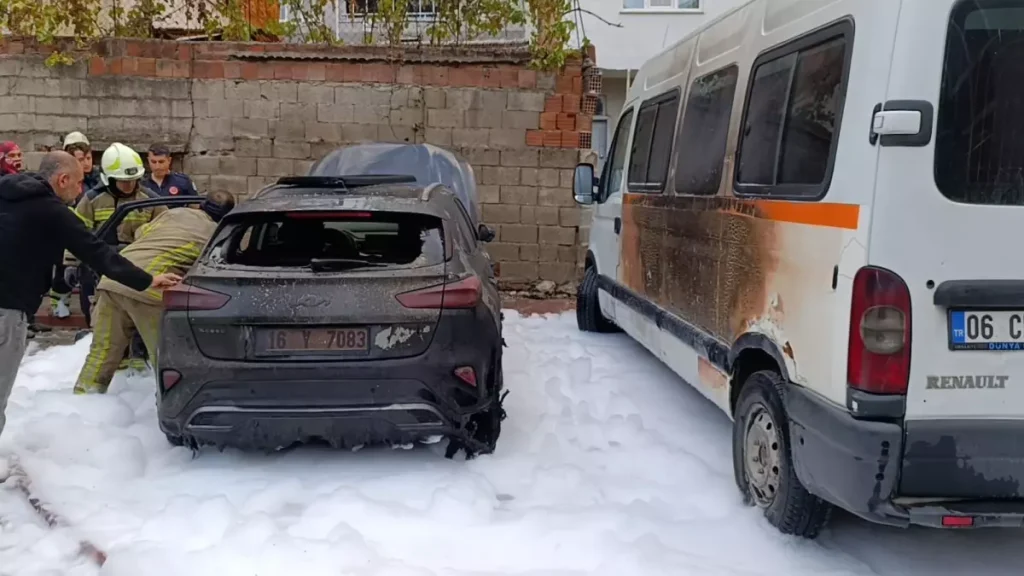 Bursa’da Park Halindeki 3 Araç Yangında Zarar Gördü