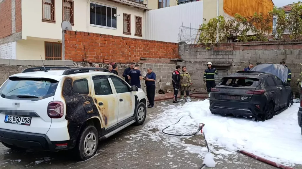 Bursa’da Park Halindeki Otomobil Alev Topuna Döndü