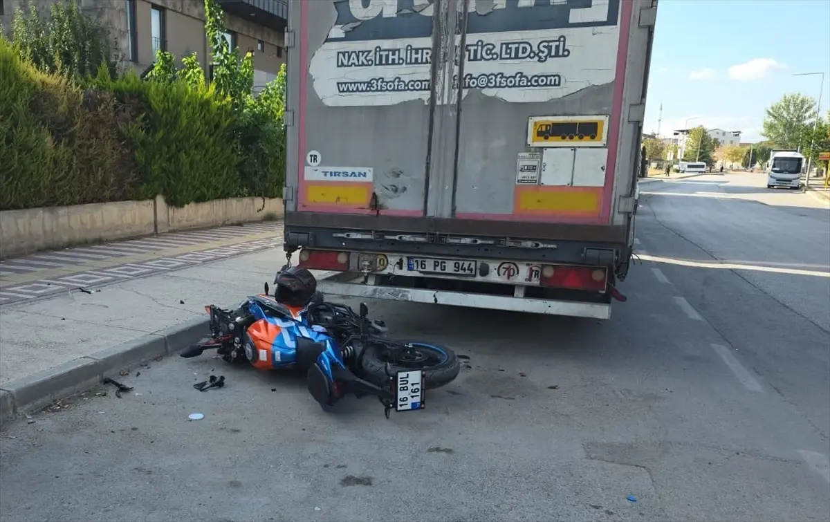 Bursa’da Tıra Çarpan Motosiklet Sürücüsü Ağır Yaralandı