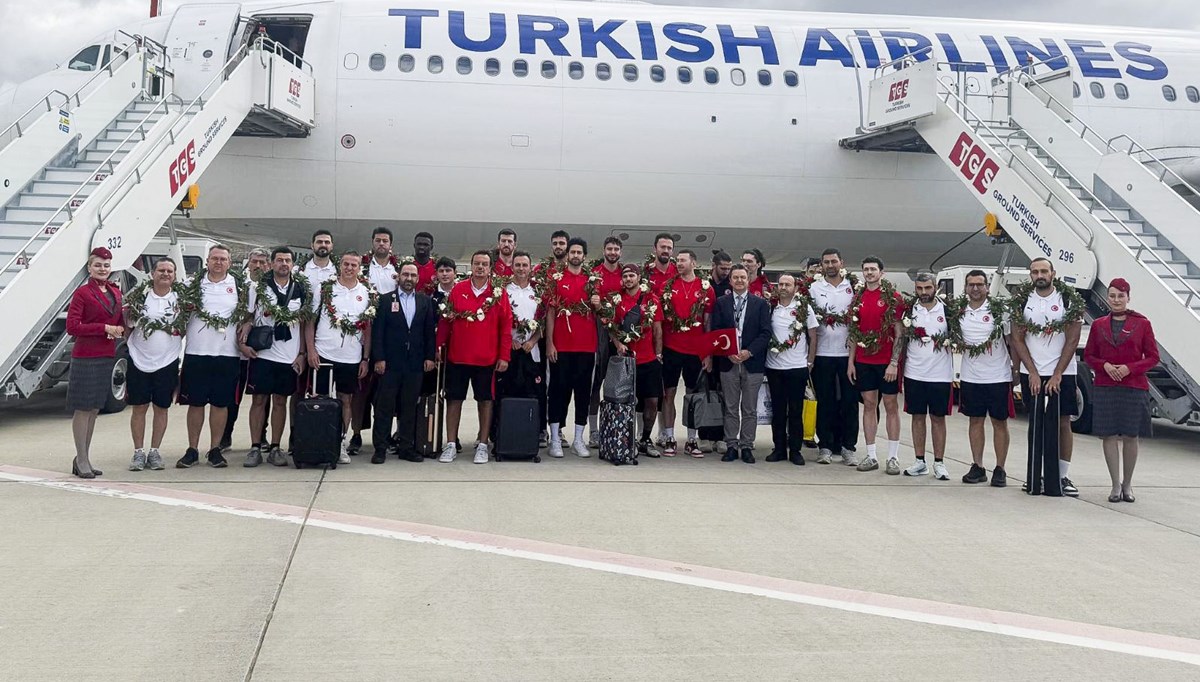 Avrupa ikincisi 12 Dev Adam yurda döndü