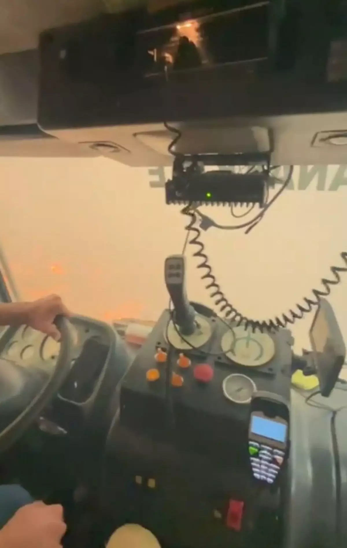 Orman Yangınında Arazözün Kaldığı Anlar Kayıt Altında