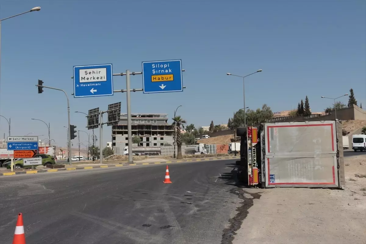 Şırnak Cizre’de Tır Devrildi: Sürücü Yaralandı