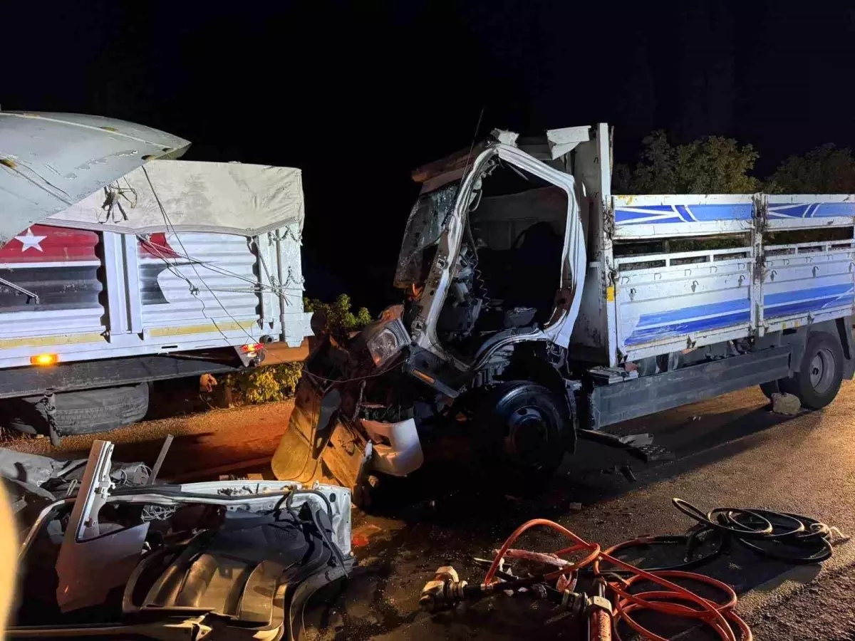 “Kamyon Tira Çarptı: Sürücü Ağır Yaralandı”