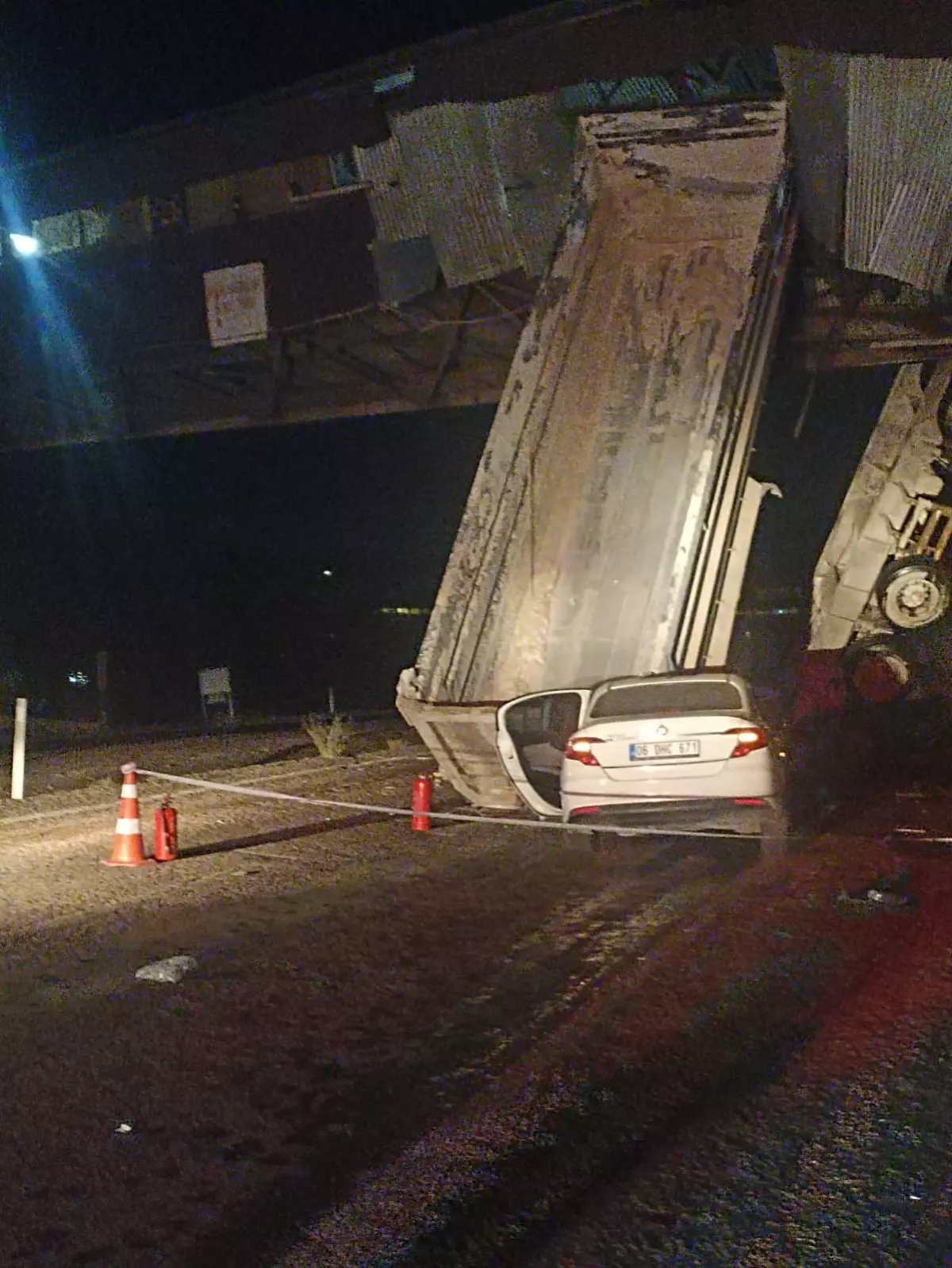 Kamyonun Damperi Açıldı: 1 Ölü, 3 Yaralı