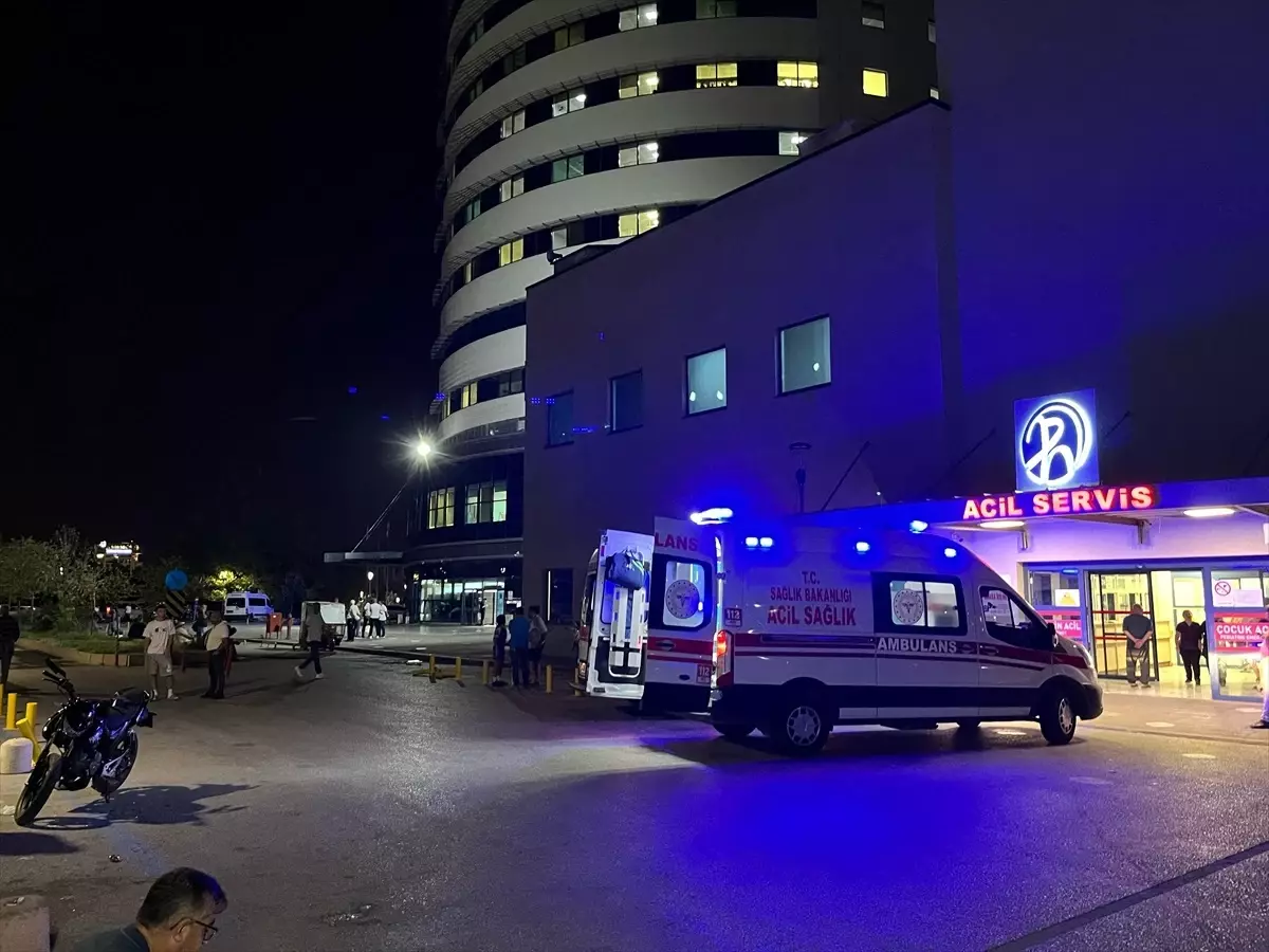 Parkta Bıçaklı Kavga: 2 Yaralı