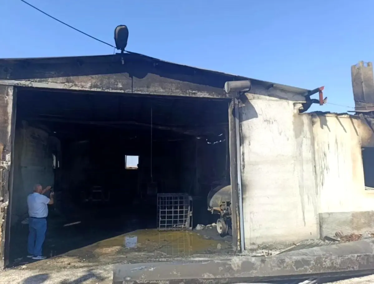 Depo Yangını: Traktörler ve Ev Kül Oldu