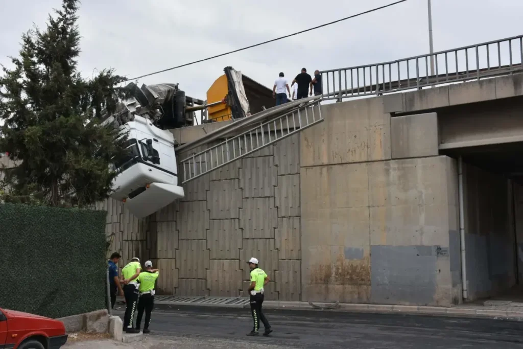 İZMİR’de Yağmur Nedeniyle TIR Devrildi: Şoför Yaralandı