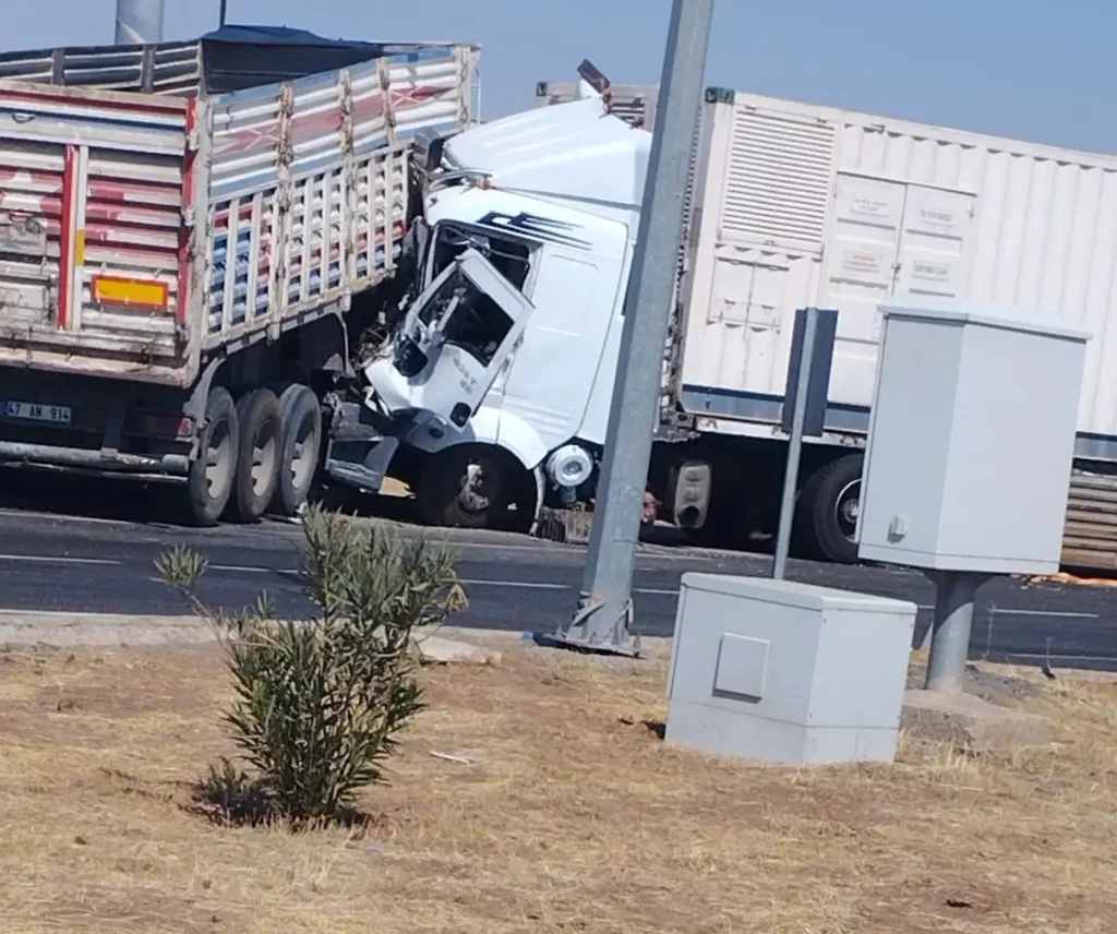 Diyarbakır’da İki Tır Kafa Kafaya Çarpıştı: 2 Yaralı