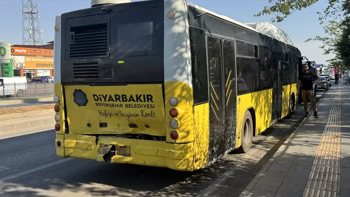 Diyarbakır’da Yolcu Minibüsü Belediye Otobüsüne Çarptı
