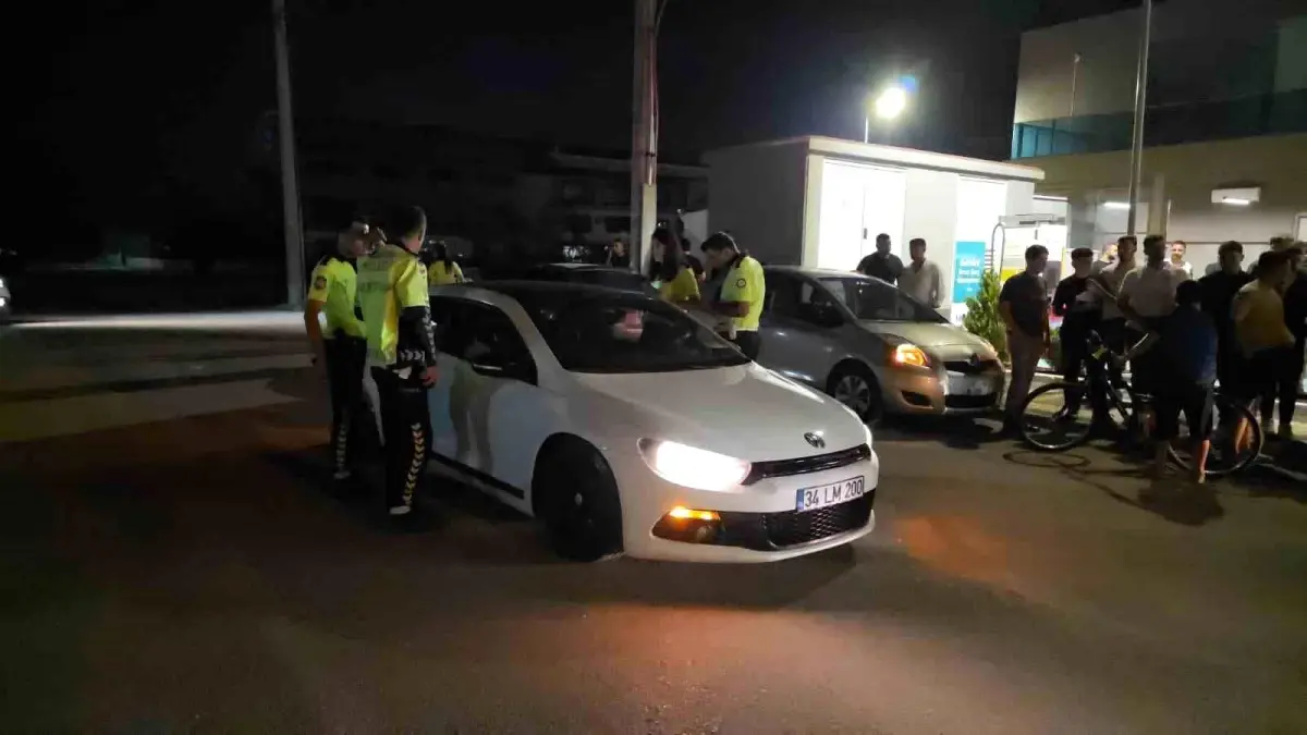 Polis İhtara Uymayan Sürücü Kaçtı, Aracı İse Trafiğe Kapandı